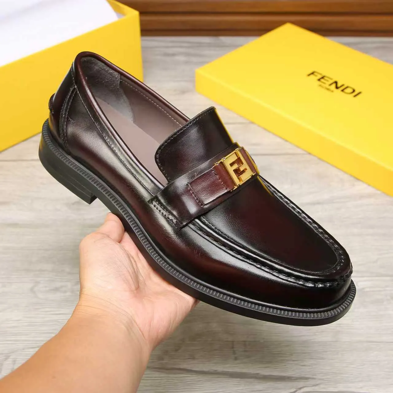 ​Men's shoes 💰 500 💰 Water dyed cowhide 🆘 The latest FENDI ( Fendi ) new casual leather shoes 🕶️🕶️ Simple routing effect, showing an elegant and cool driving shoe 🎬Made of Italian 🇮🇹 imported calfskin + first-layer water-dyed cowhide lining🐂Excellent material🎬Detailed workmanship 🤗Comfortable foot feel➰➰. ​Pair it with any outfit to show your taste and temperament, low-key luxury ♻️Design ​simple and elegant ​noble and fashionable 🍃​Very loved and favored by trendy men 💓❤️Size: 38-44 2⃣️colors available